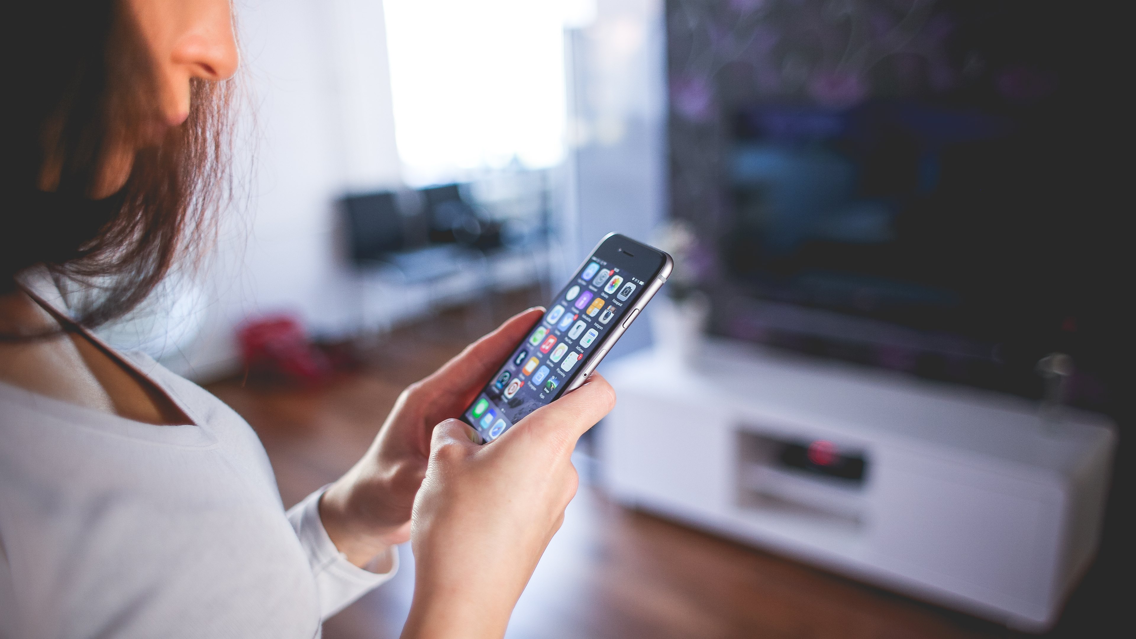 Girl - iPhone 6 - Living-Room UHD