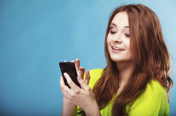 teenage-girl-with-mobile-phone-texting