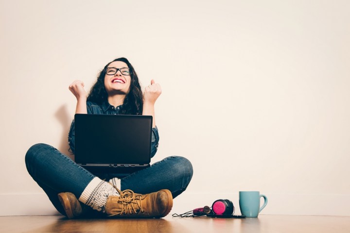 20150825173650-girl-on-laptop-computer-happy