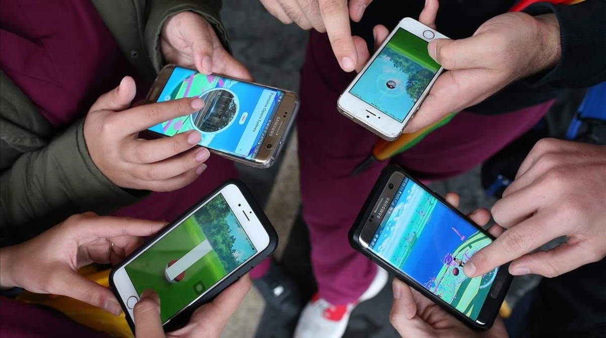 CIUDADANOS JUEGAN POKEMON GO EN SYDNEY